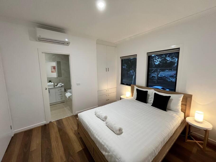 Brand New Modern 2 Bedroom Guesthouse At Airport! เมลเบิร์น ภายนอก รูปภาพ