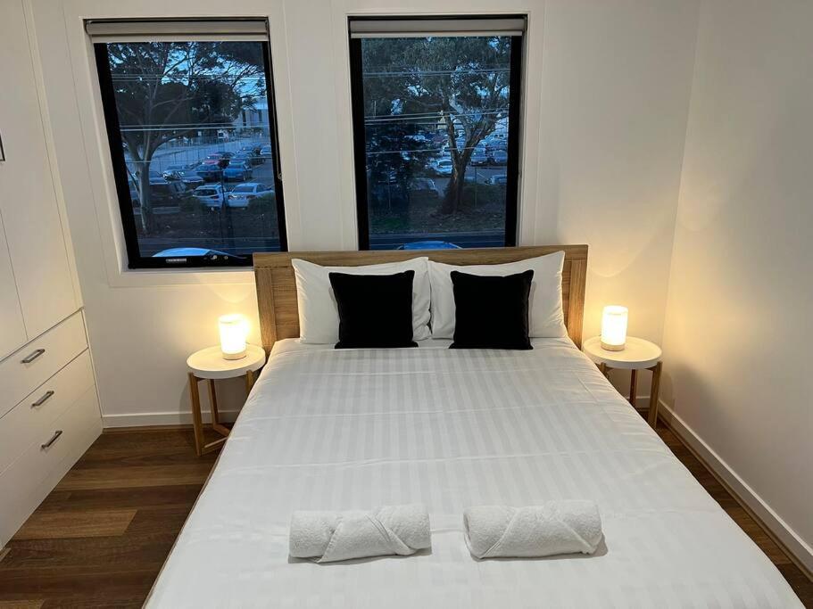 Brand New Modern 2 Bedroom Guesthouse At Airport! เมลเบิร์น ภายนอก รูปภาพ