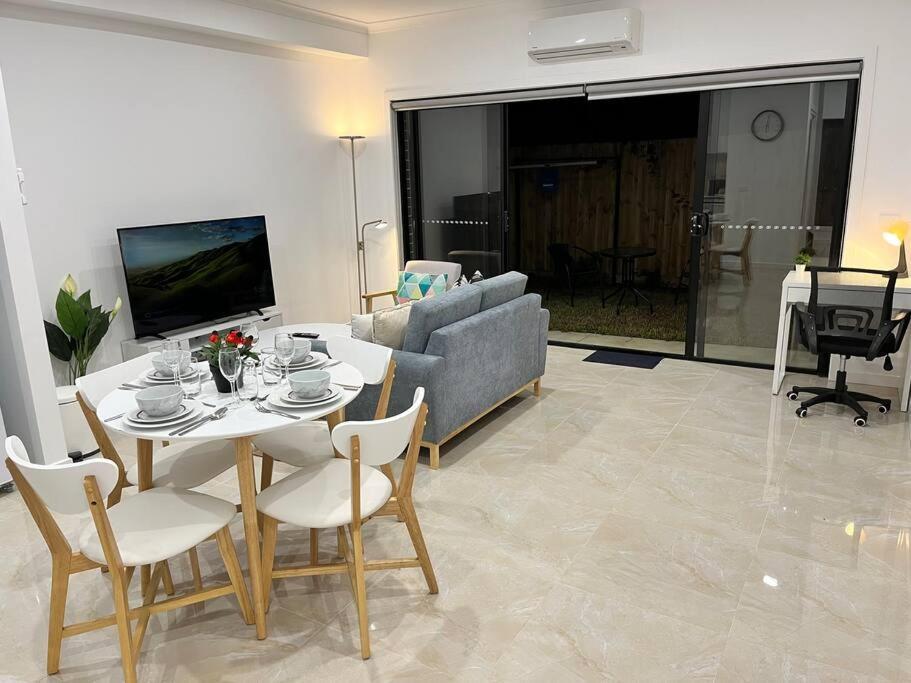 Brand New Modern 2 Bedroom Guesthouse At Airport! เมลเบิร์น ภายนอก รูปภาพ